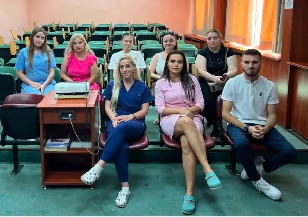 Пет медицински сестри и двајца фармацевтски техничари вработени на Клиниката за радиотерапија и онкологија