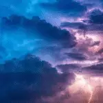 Облачно со сончеви периоди, услови за краткотрајно невреме и благ пад на температурите