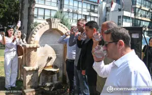Надлежните рекоа: Водата во Гостивар е безбедна и се напија по една чаша од чешмата пред општината