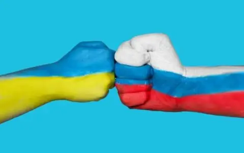 Најмалку три жртви во руските напади врз Украина, продолжуваат украинските удари врз руската инфраструктура