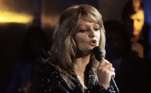 Затемнувањето го „оживеа“ хитот на Бони Тајлер „Total Eclipse of the Heart“ од 80-тите — слушаноста зголемена за 94 отсто