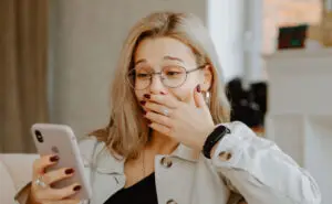 Нема да верувате како телефонот со години ви го уништува изгледот
