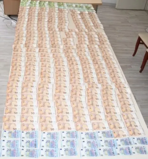 Лишено од слобода лице од Бучим, при преглед на возило пронајдени 14.440 евра
