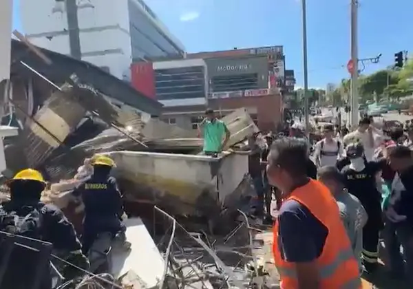 Маж извлечен од урнатите четири дена по земјотресот во Колумбија