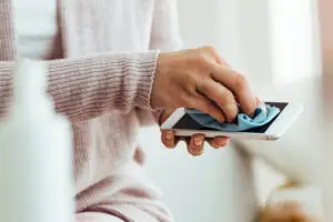 Како правилно да ја исчистите маската на вашиот телефон?