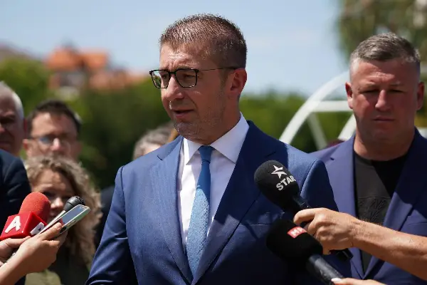 Редно е Филипче да се прибере од одморот со Заев на јахта во Грција, предолгата изложеност на сонце му предизвика сончаница и очигледна дезориентираност
