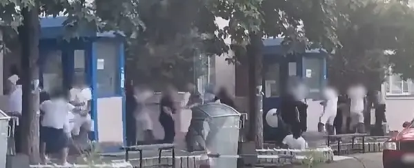 (ВИДЕО) Приведени четворица мажи по масовна тепачка пред полициската станица во Кочани