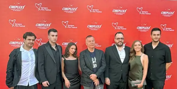 ВО ОВАА ГРОМОГЛАСНА ТИШИНА СЕ СОБРА СЕТА ТАГА НА КОЧАНИ ШТО ЈА ПОЧУВСТВУВА СВЕТОТ, РЕЧЕ МАНЧЕВСКИ ПО СВЕТСКАТА ПРЕМИЕРА НА „ДОБРИ ЛУЃЕ“ ВО САРАЕВО