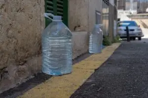 ФОТО+ВИДЕО | Шишињата со вода пред куќите ги збунуваат туристите во Италија — зад сè се крие необично верување