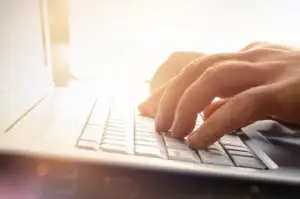 Google прави неочекуван потег: Секој ќе може да отстранува AI ознаки од фотографии и видеа