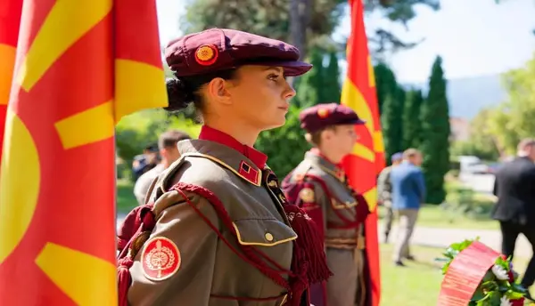 АРМИЈАТА СЛАВИ, НО ИСПРАЌА И СИЛНА ПОРАКА Сиљановска-Давкова порача дека нашите воени сили се фактор на стабилност