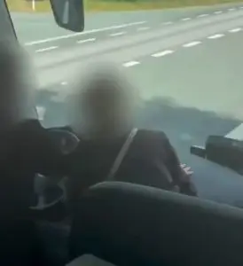 Патници презедоа контрола над воланот на автобус откако возачот се онесветсил (ВИДЕО)