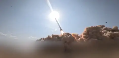 ОАЕ пресретнаа две балистички ракети испукани од Иран