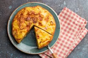 Рецепт за шпански омлет со компири — ако ви остане, еднакво вкусен е и ладен