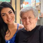 (Фото) Бојана Скендеровски имаше емотивна средба со својата наставничка: „Ми влеа љубов кон пишаниот збор“
