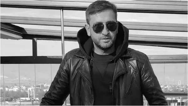 На 46 години ненадејно почина братот на пејачот Елвир Мекиќ