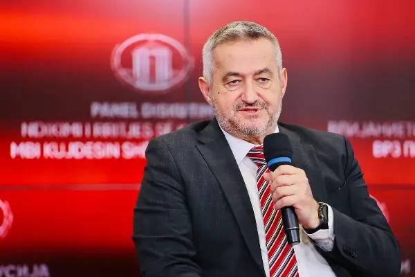 СО МАСОВНА СМС КАМПАЊА ГРАЃАНИТЕ СЕ ИНФОРМИРААТ КАКО ДА СЕ ЗАШТИТАТ ОД КОМАРЦИ Клековски најави состанок со надлежните за застоените води