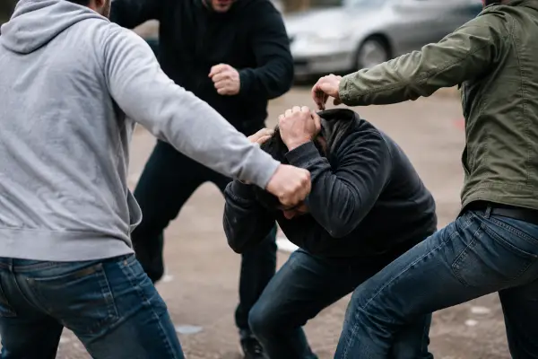Тепачка со кундак од пиштол и метален предмет во Сингелиќ, повредени неколку лица