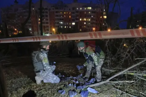 Најмалку шестмина загинати во руски напади врз Киев и Киевската област