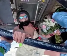(Видео) Младенците, кумовите, деверите и матичарот скокнаа со падобран од 4.200 метри, невестата со бидермаер во рака – венчавка за паметење во САД