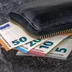 МВР: Лишен од слобода возач во Владата затекнат при примање обележани пари