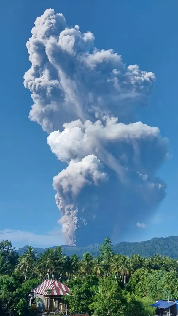 Седум индонезиски аеродроми остануваат затворени поради пепелта од вулканот Анак Кракатау