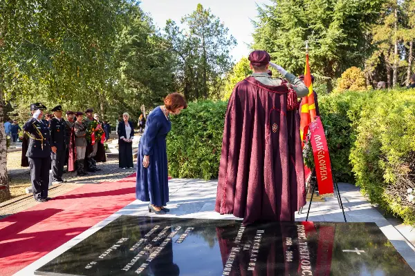 Сиљановска-Давкова положи цвеќе на вечните почивалишта на Глигоров, Трајковски и Кљусев