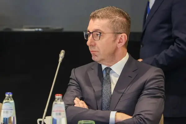 СДСМ: Мицкоски се смета за елита затоа што има часовници од 60.000 евра и скапи одела „Зења“ – останатите ги смета за „талог“