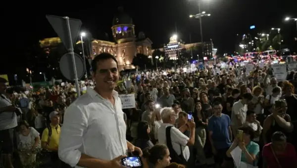 (Видео) Марш на стотици граѓани по улиците на Белград – поддршка за Зоран Кесиќ по укинувањето на емисијата