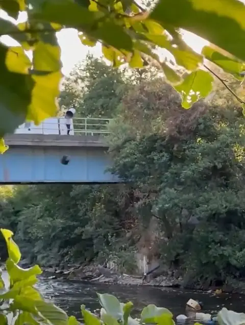 Пронајдено и казнето лицето кое фрлаше вреќи ѓубре во Радика