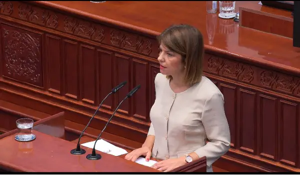 Лукаревска до Јаневска: Затворивте 26 училишта, дали ќе станат старски домови?