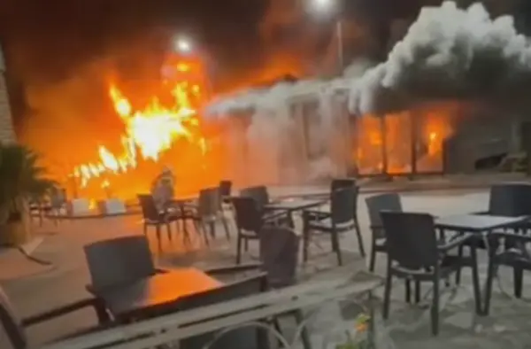 Опожарени над 20 дуќани во трговски центар во Шуто Оризари