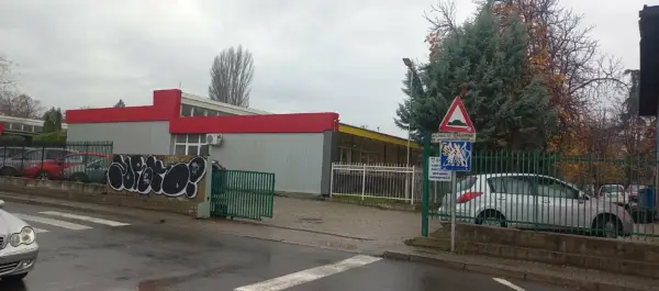 Мајка на две близначки со аутизам седи со нив на часови – сè уште немаат образовни асистенти