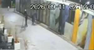 (Видео) Подметнат е пожарот во Шутка: доаѓаат со тротинети, потураат течност, палат и си одат