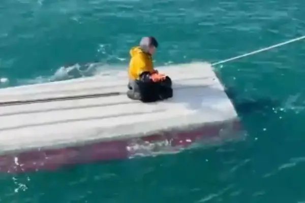 🎥 НЕВЕРОЈАТНА БОРБА ЗА ЖИВОТ ВО ЛЕДЕНИТЕ ВОДИ КАЈ АЛЈАСКА Тинејџер со денови плутал на превртен чамец