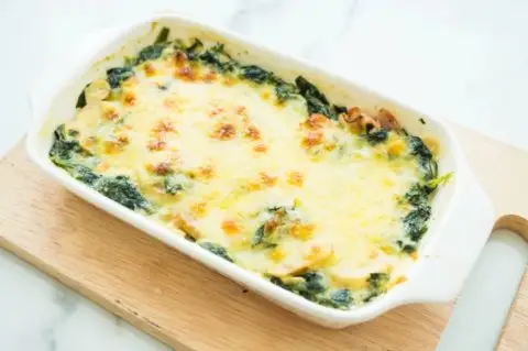 Потпечени макарони со спанаќ