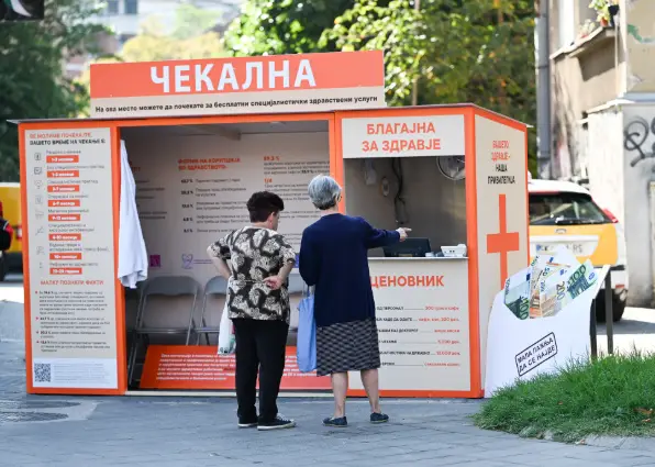 Герила акција на Партизанска: Поставена чекална –  симбол на корупцијата во здравството