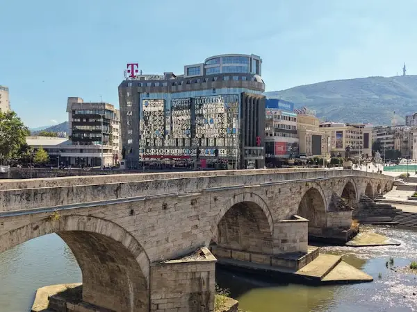 Камениот мост добива нов сјај – започнаа активностите за архитектонско и декоративно осветлување