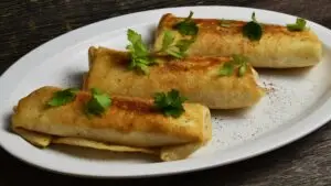 Вкусно и едноставно — рецепт за потпечени палачинки со фета, спанаќ и печурки