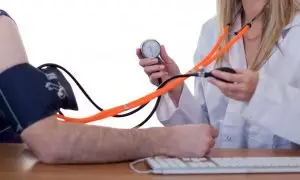Сакате да го намалите високиот крвен притисок? Седум намирници кои природно ги чистат крвните садови