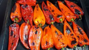 Едноставниот трик од 10 секунди — oва е најбрзиот начин да излупите пиперки