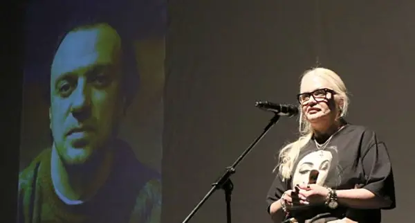САШО МИЛЕНКОВСКИ ГО УБИ ТАГАТА, ГО УБИ НЕМОЖНОСТА ДА ИЗРЕЖИРА УШТЕ ЕДЕН ПРОЕКТ, ДА СПАСИ УШТЕ НЕКОЈ ЛИК, РЕЧЕ ВЕСНА ПЕТРУШЕВСКА НА КОМЕМОРАЦИЈАТА ВО СКОПСКИОТ ДРАМСКИ ТЕАТАР