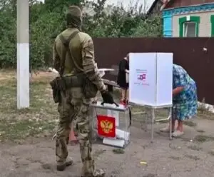 Избори во окупираниот дел на Украина, гласачите гласаат пред вооружени војници