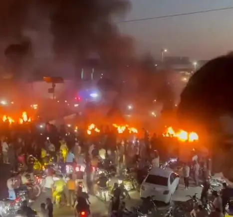 (Видео) Најголеми протести во Сирија од падот на Асад: луѓето палеа гуми и го блокираа автопатот
