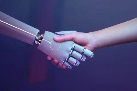 Сандерс и Бенон повикаа на ограничување на вештачката интелигенција