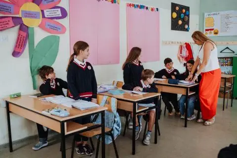 Општина Штип обезбеди околу 2.150 бесплатни училишни униформи за учениците од одделенска настава