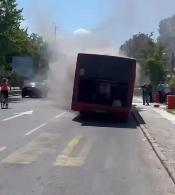 Избувнал пожар во задниот дел на автобус на ЈСП на постојка во Центар