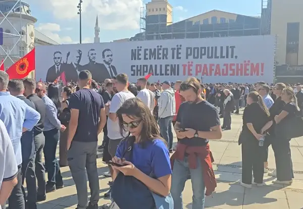 По пресудите во Хаг за водачите на ОВК илјадници луѓе во Приштина скандираа „Не во мое име“
