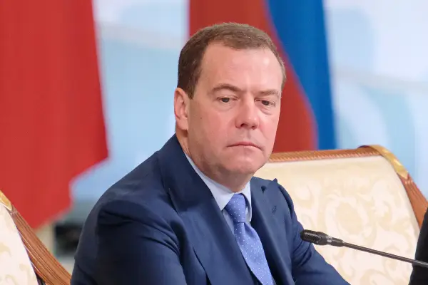 Медведев: Европа ја измислува руската закана за да го оправда финансирањето на Украина