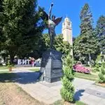 Падна гранитна плоча од постаментот на Споменикот на бранителите во Битола